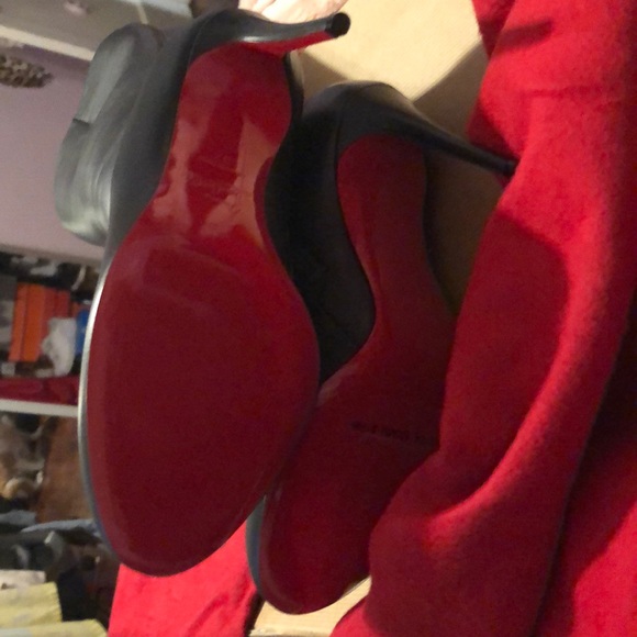 Christian Louboutin - Picture 4 of 7